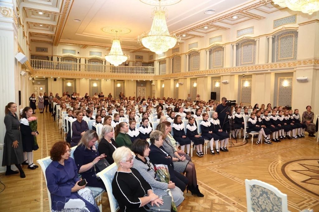 Добрая традиция: В Удмуртии состоялось посвящение школьниц в классы «Традиционного воспитания»