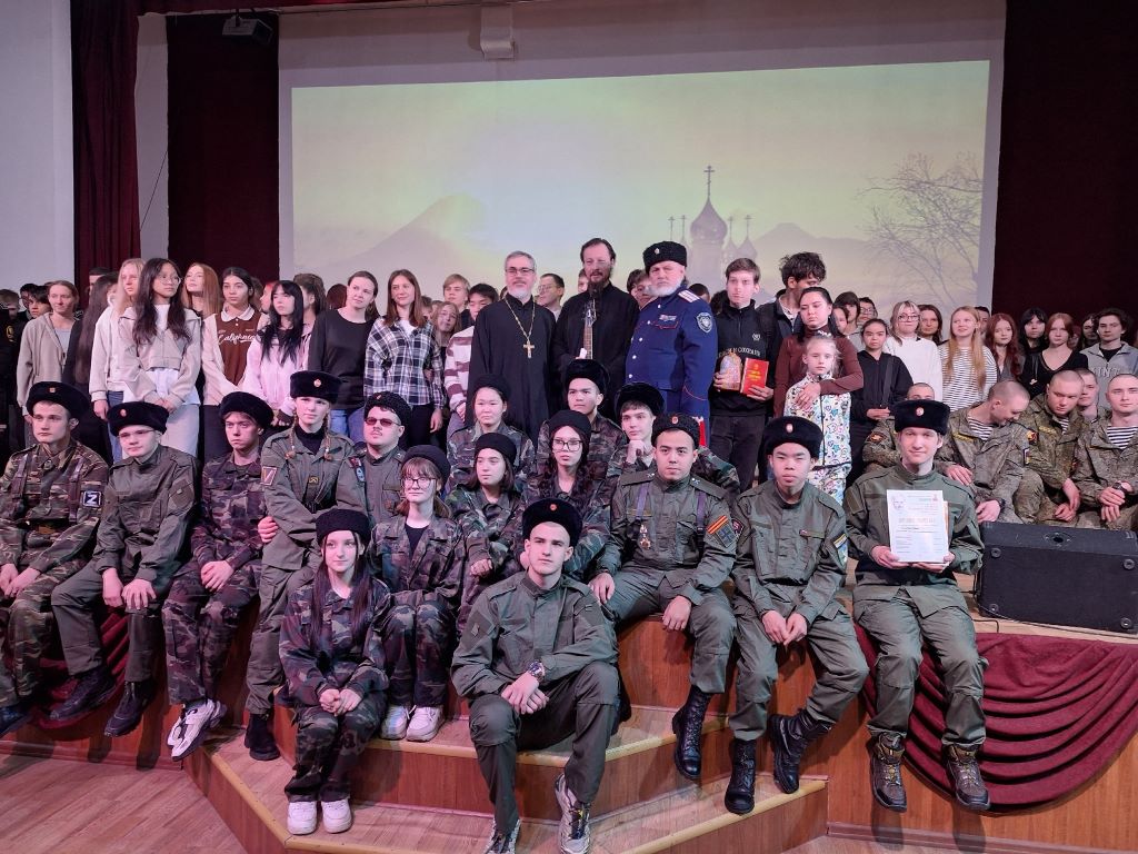 Под гитару о главном: священник с передовой встретился с молодёжью Камчатки