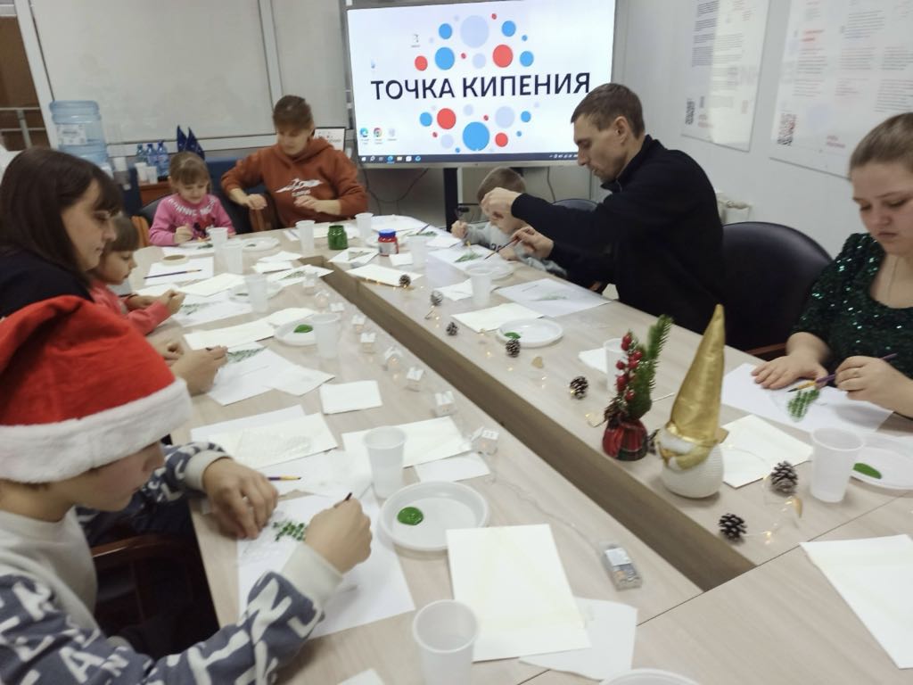 «Снежинка на ладони»: в Луганске дети создали новогоднюю сказку своими руками