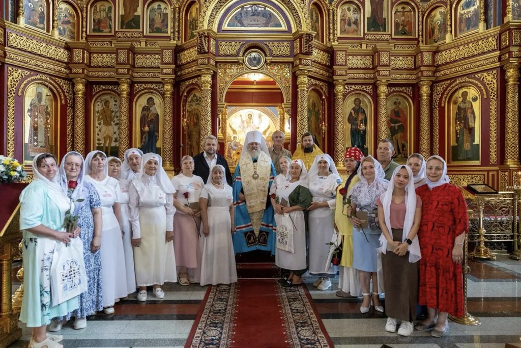 Вахта милосердия: Митрополит Ханты-Мансийский и Сургутский Павел благословил выпускниц курсов медсестёр