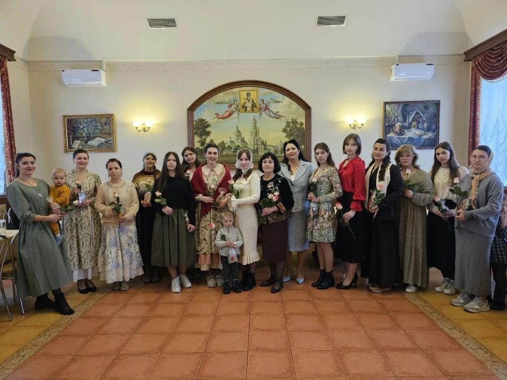 В Белгороде отметили праздник жён-мироносиц, приняв новых участниц в молодёжное сестричество «Юницы»