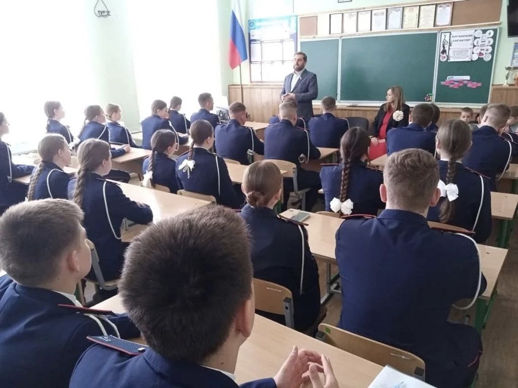 Большая семья — большое счастье: Встречи старшеклассников с многодетными родителями в Луганске